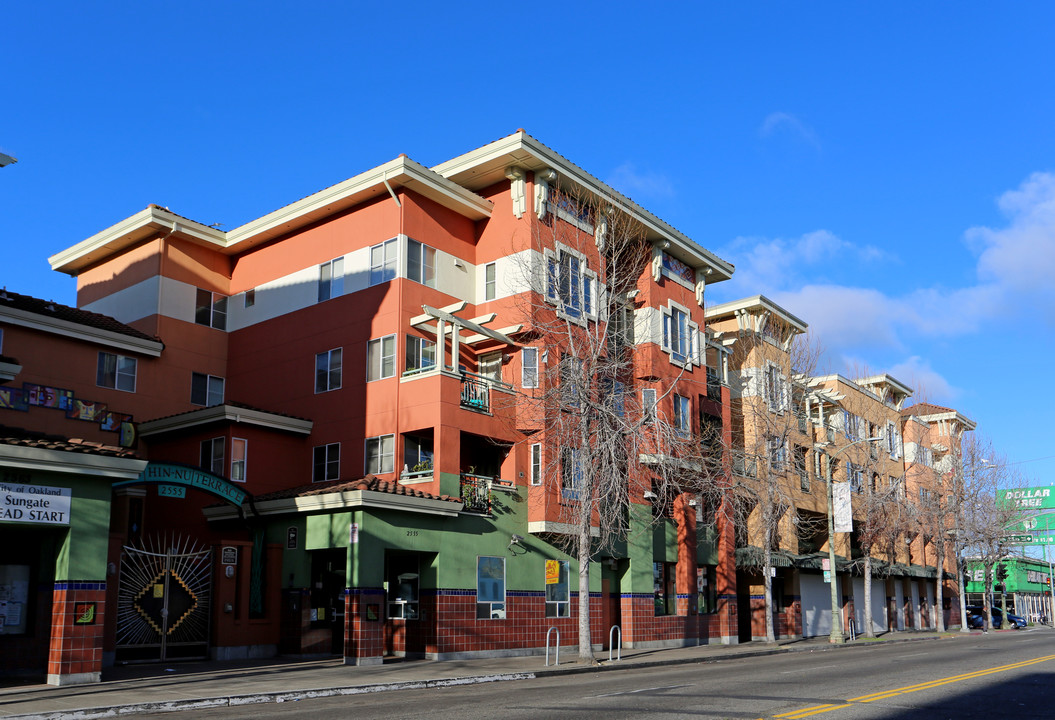 Hismen Hin-Tu Terrace Apartments in Oakland, CA - Foto de edificio