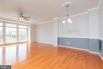 42724 Rolling Rock Square in Chantilly, VA - Building Photo - Building Photo