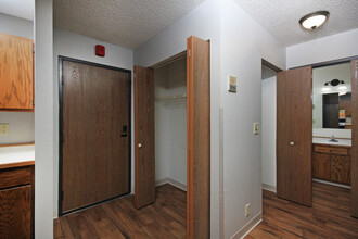 Oakcrest Manor Apartments in Brainerd, MN - Building Photo - Building Photo