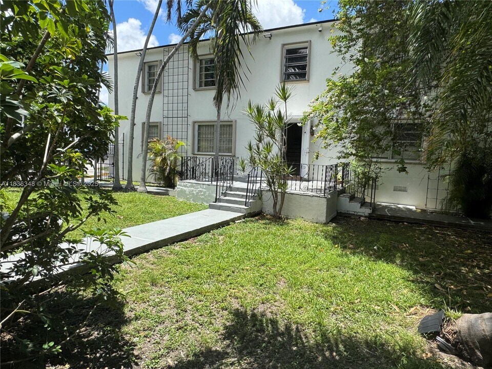 1421 SW 37th Ave in Miami, FL - Building Photo