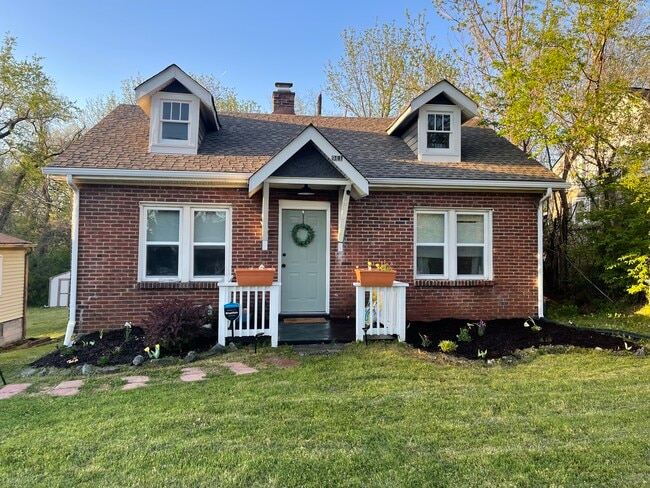 property at 911 W Eastland Ave