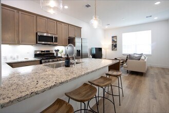 1570 W Tidwell Rd in Houston, TX - Foto de edificio - Building Photo