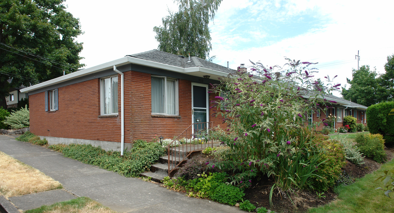 900-910 NE 52nd Ave in Portland, OR - Building Photo