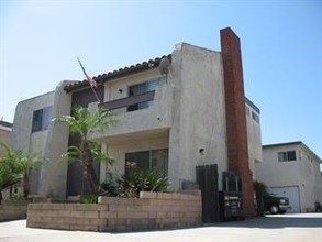 16711 Dolores Ln in Huntington Beach, CA - Foto de edificio - Building Photo