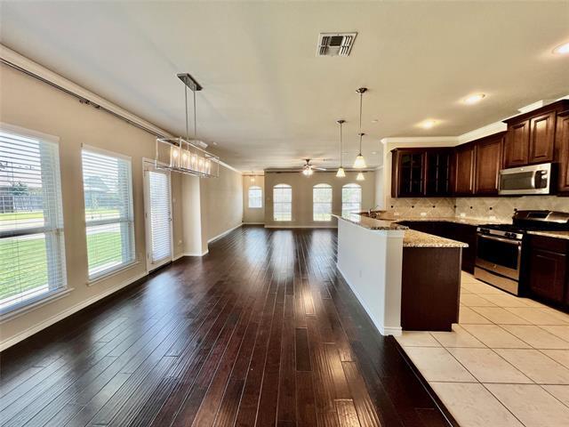 property at 1404 Arapaho Dr