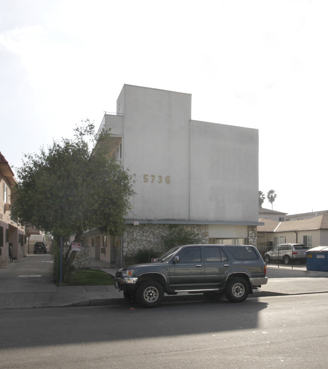 5736 Lexington Ave in Los Angeles, CA - Building Photo - Building Photo