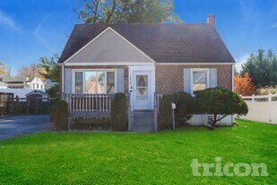 112 9th Ave in Folsom, PA - Building Photo