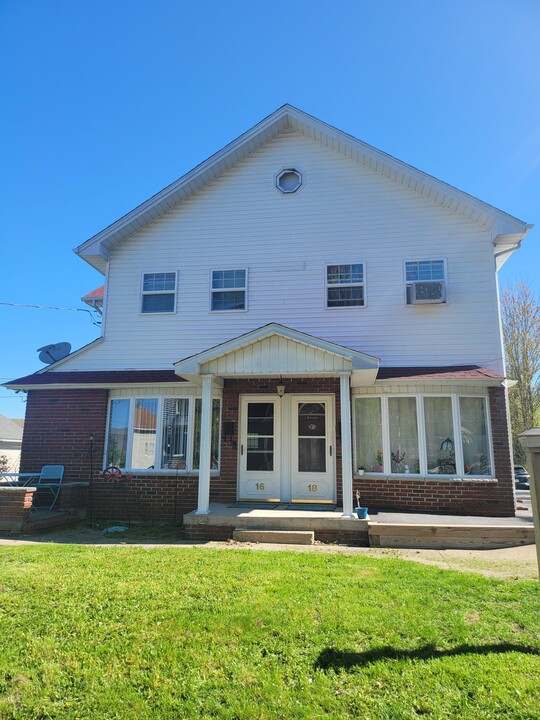 18 Porter Ave in Carbondale, PA - Building Photo