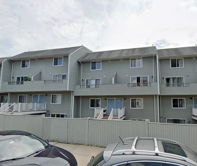 150 North Beacon St, Unit A2 in Boston, MA - Foto de edificio - Building Photo