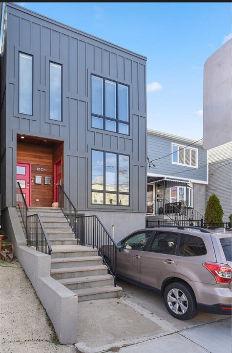 209 Hutton St, Unit 2 in Jersey City, NJ - Foto de edificio