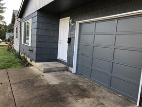 987 L St in Springfield, OR - Building Photo - Building Photo