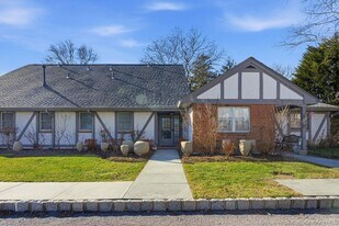 10 Leland Ln in Southampton, NY - Building Photo