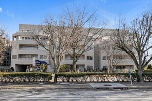 100 Cutter Mill Rd, Unit 4G in Great Neck Plaza, NY - Building Photo