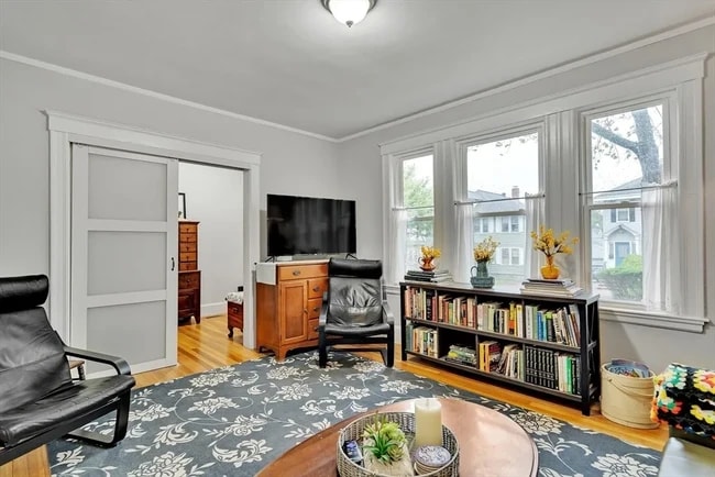 102 Greaton Rd in Boston, MA - Foto de edificio - Building Photo