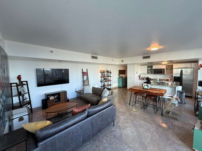 185 SW 7th St, Unit 703 in Miami, FL - Foto de edificio - Building Photo