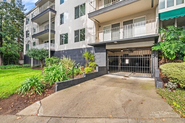 695 Mariposa Ave in Oakland, CA - Building Photo - Building Photo