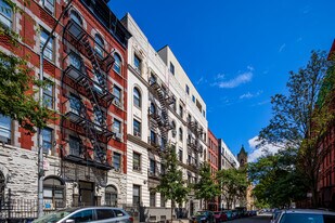 215 W 105th St in New York, NY - Building Photo