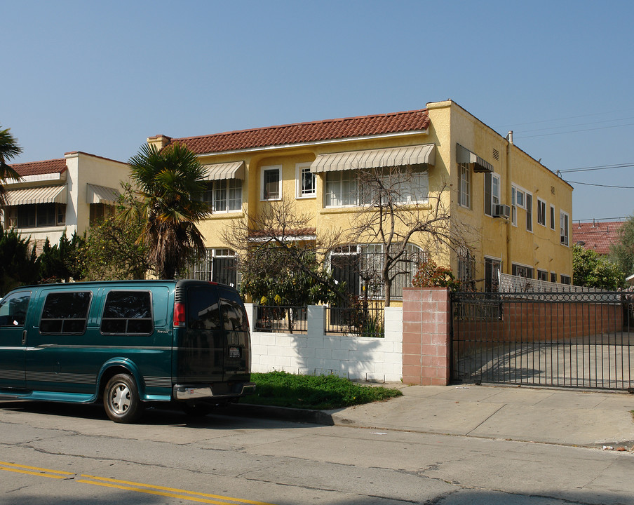 851 N Heliotrope Dr in Los Angeles, CA - Building Photo