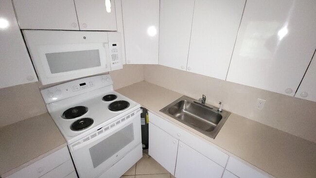 165 Canterbury G in West Palm Beach, FL - Building Photo - Building Photo