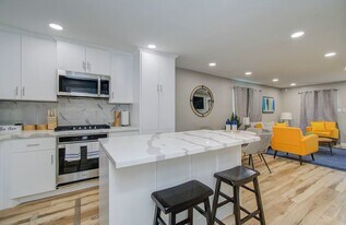 4802 Crane St in Hitchcock, TX - Building Photo