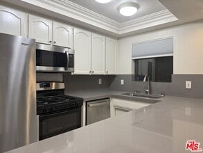 1355 N Sierra Bonita Ave in Los Angeles, CA - Building Photo - Building Photo