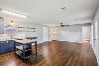 755 E Bellville St in Giddings, TX - Building Photo - Building Photo