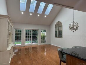 137 Pond View Dr in Port Washington, NY - Building Photo - Building Photo