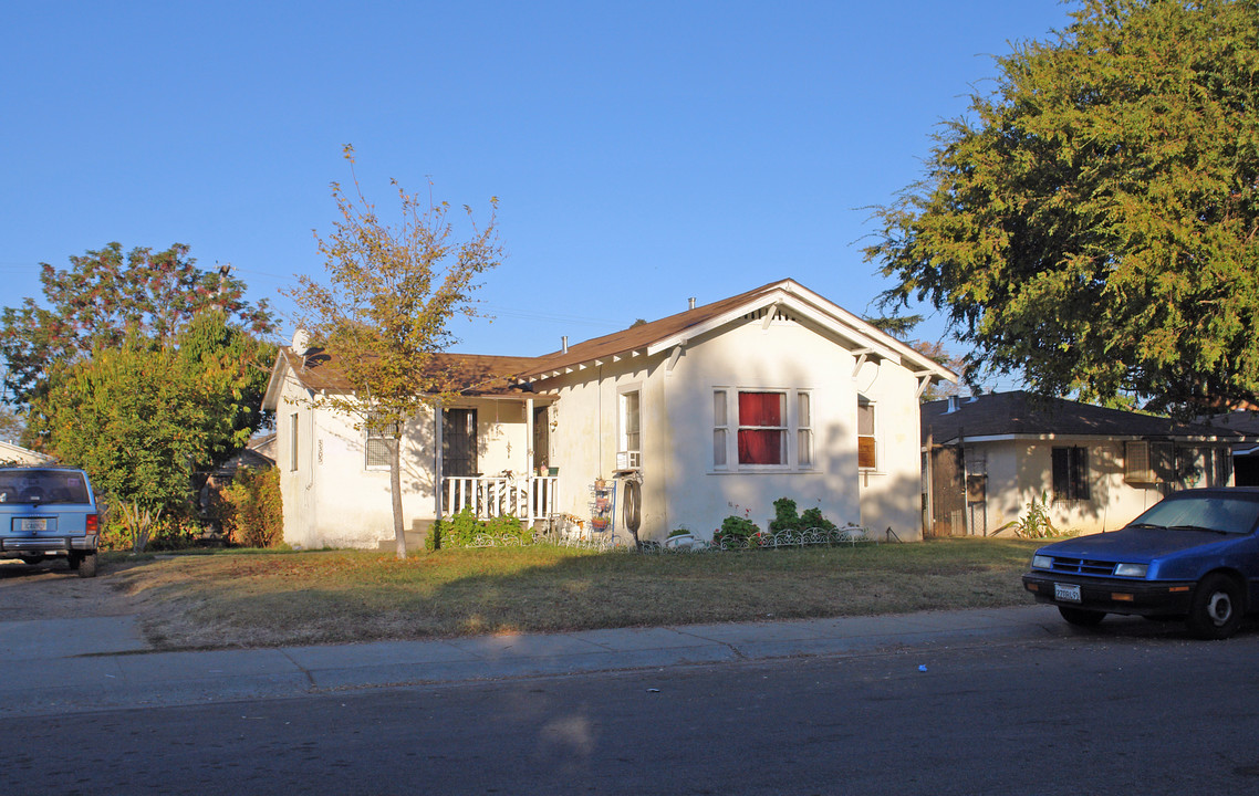 921 Rivera Dr in Sacramento, CA - Foto de edificio