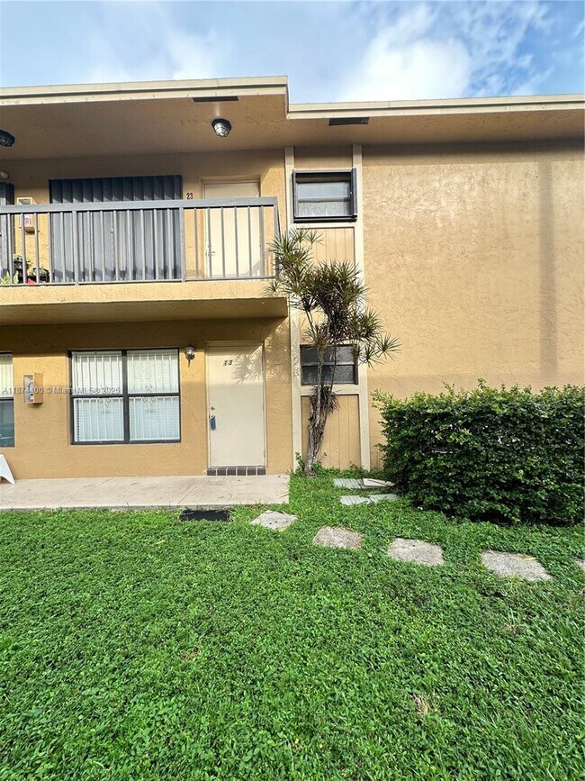 6705 W 26th Dr in Hialeah, FL - Foto de edificio - Building Photo