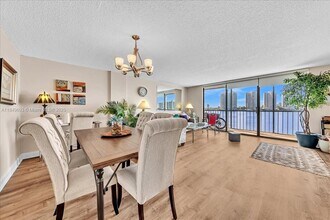 17600 N Bay Rd in Sunny Isles Beach, FL - Building Photo - Building Photo