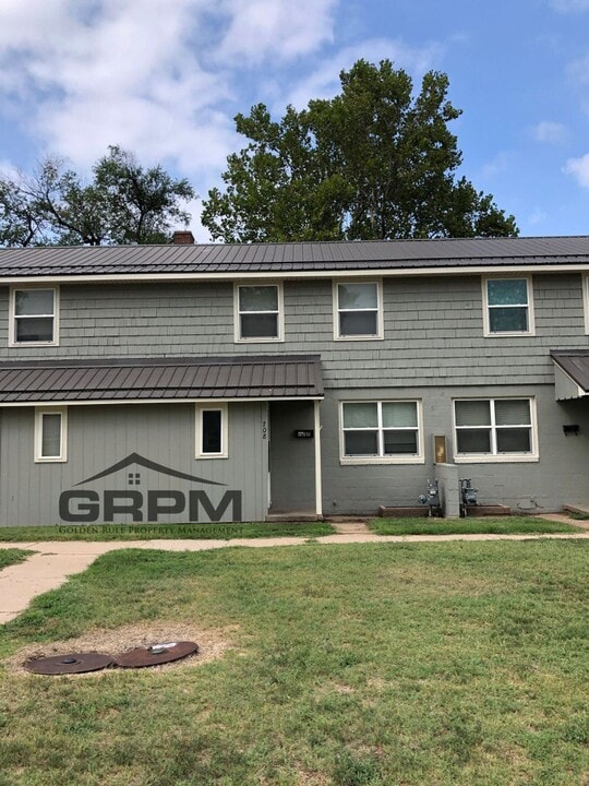 708 15th Cir in Hutchinson, KS - Building Photo