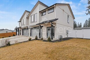 12805 N Jaydee Ln in Spokane, WA - Building Photo