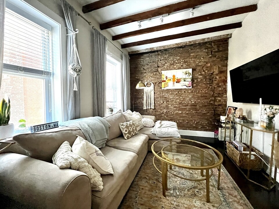 10 Henchman St in Boston, MA - Building Photo