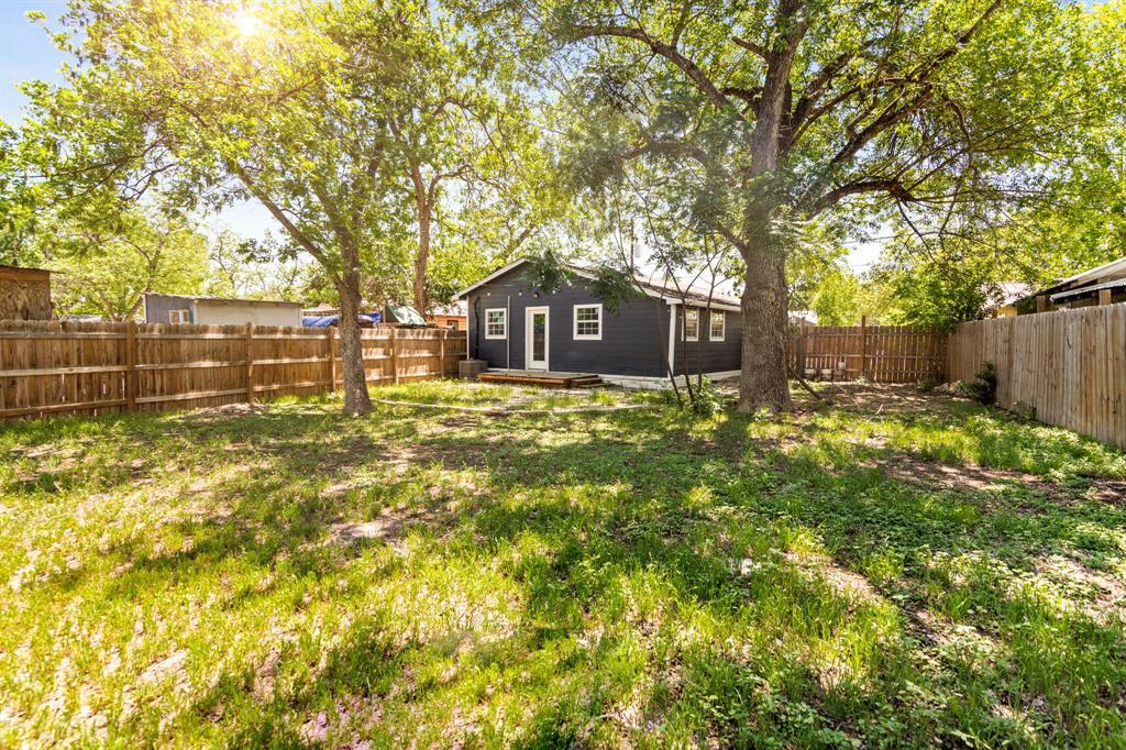1848 W Bridge St in New Braunfels, TX - Foto de edificio