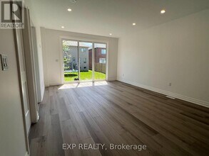 7532 Splendour Dr in Niagara Falls, ON - Building Photo - Building Photo