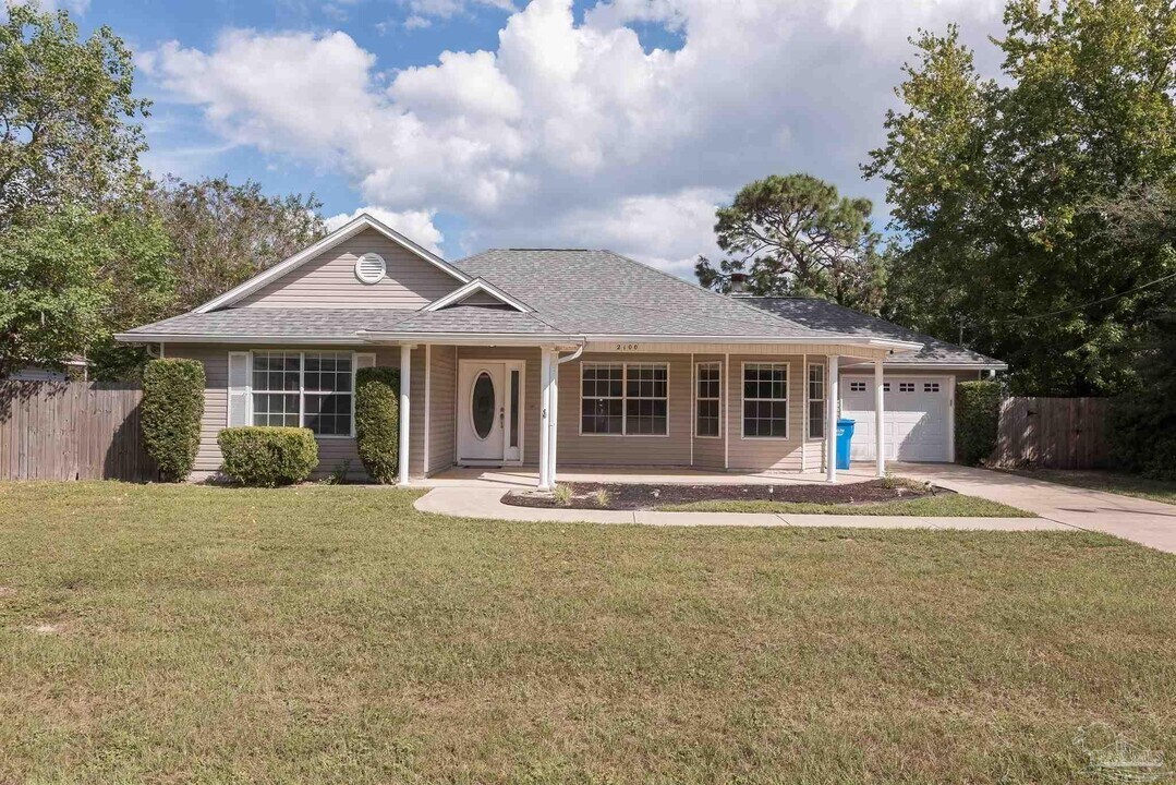 2100 Frontera St in Navarre, FL - Building Photo