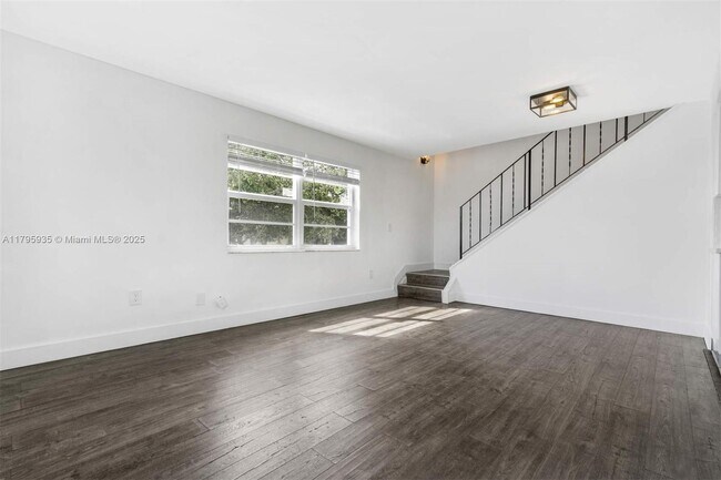 1114 Douglas Rd in Coral Gables, FL - Building Photo - Building Photo