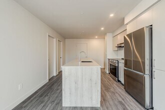 305 Blvd. Marcel-Laurin in St. Laurent, QC - Building Photo - Building Photo