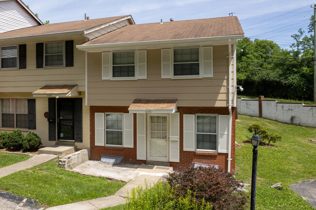 Williamsburg Square Condominiums in Cincinnati, OH - Building Photo - Building Photo