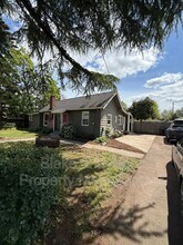 5916 SE Knapp St in Portland, OR - Building Photo - Building Photo