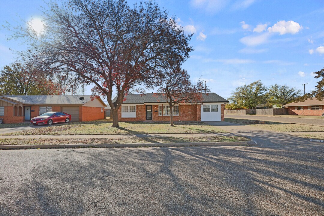 5217 45th St in Lubbock, TX - Foto de edificio