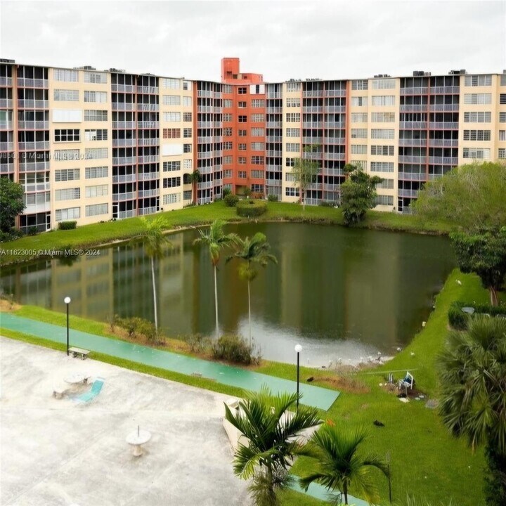 1780 NE 191st St, Unit 606-2 in North Miami Beach, FL - Building Photo
