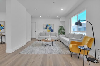 11726 Hamlin St in Los Angeles, CA - Building Photo - Building Photo