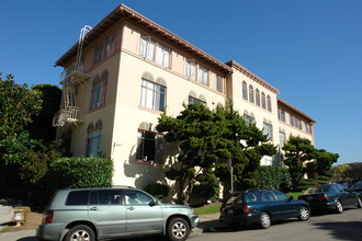 Hill Manor and Hill Court Apartments in Oakland, CA - Building Photo - Building Photo