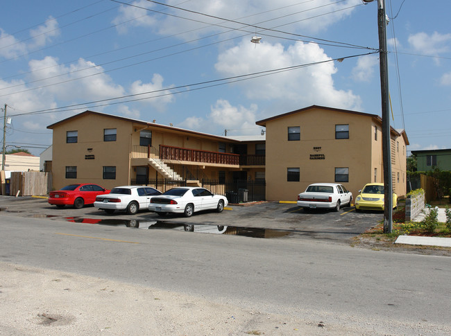 Bashful Gardens Apartments in Fort Lauderdale, FL - Building Photo - Building Photo