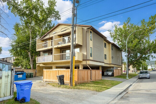 6236 Bowness Rd NW in Calgary, AB - Building Photo - Building Photo