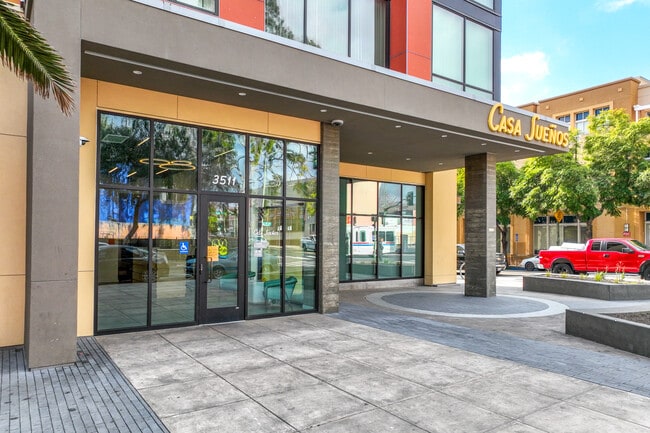 Casa Suenos in Oakland, CA - Foto de edificio - Building Photo