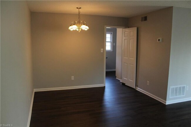 121 Charlestowne Cir in Winston-Salem, NC - Building Photo - Building Photo