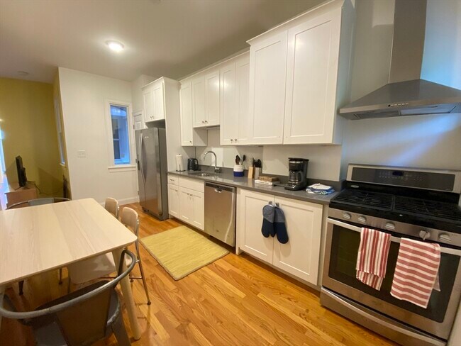 48 Guild St, Unit 2 in Boston, MA - Foto de edificio - Building Photo