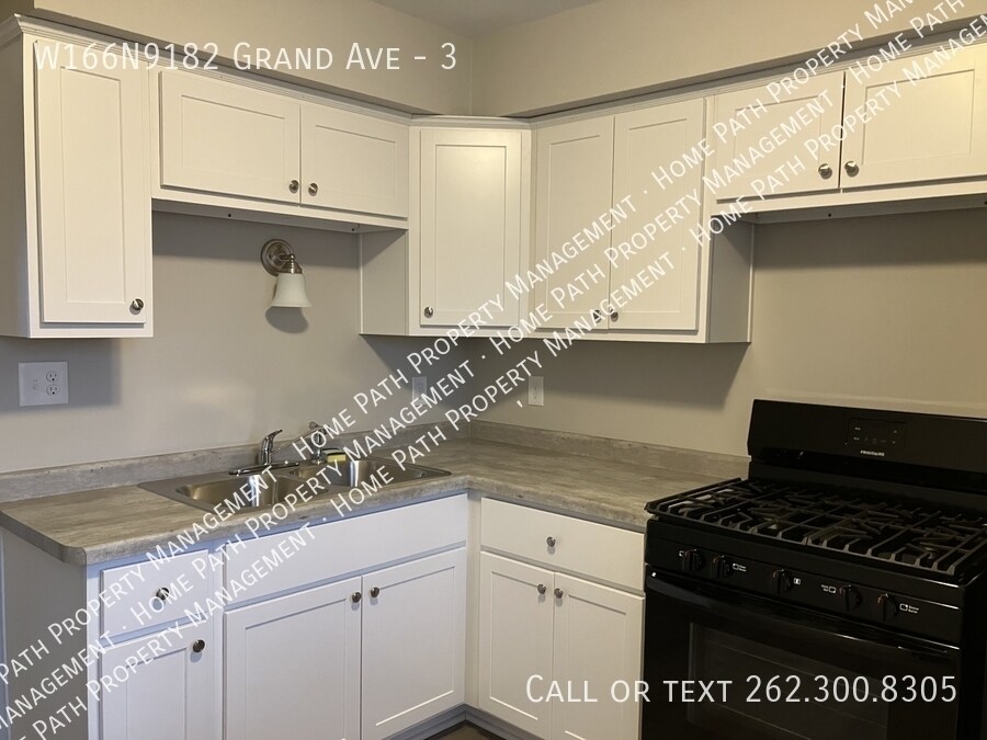 W166N9182 Grand Ave in Menomonee Falls, WI - Building Photo